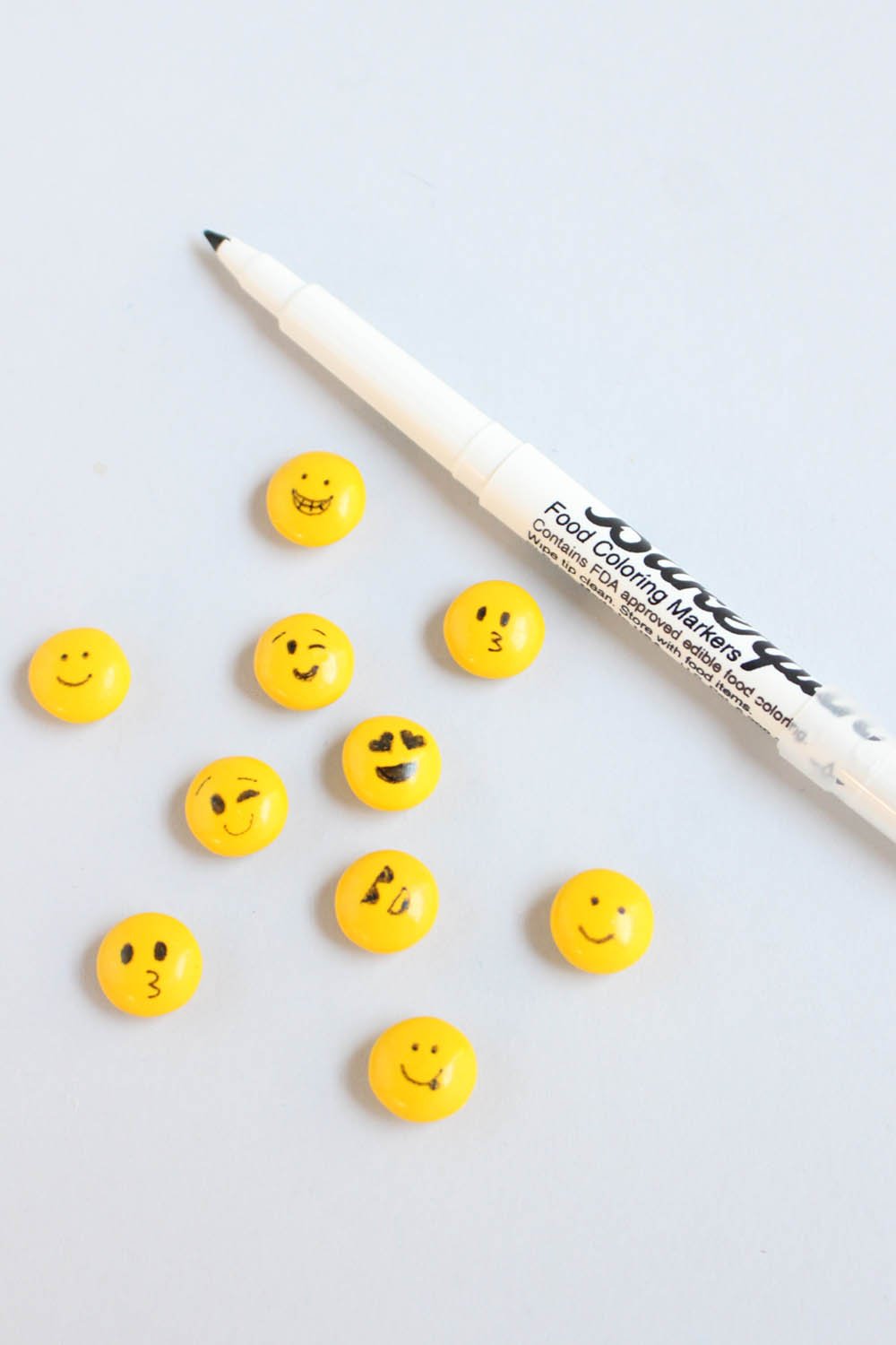 emoji candy, emoji party, diy emoji party, diy emoji candy, emoji birthday, emoji birthday party, emoji themed birthday, emoji themed candy, emoji favors, emoji party favors, emoji birthday favors