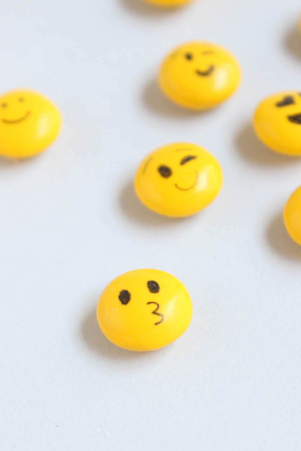 emoji candy, emoji party, diy emoji party, diy emoji candy, emoji birthday, emoji birthday party, emoji themed birthday, emoji themed candy, emoji favors, emoji party favors, emoji birthday favors